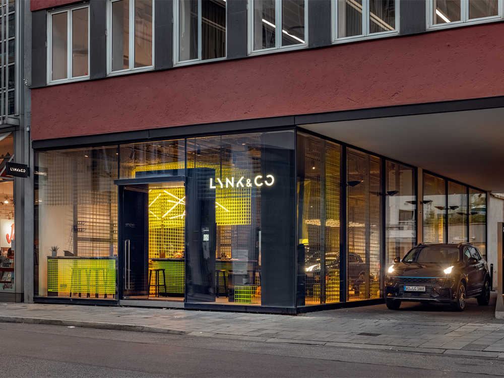 Facade view of the entrance Lynk & Co Munich Club at Rosental 5