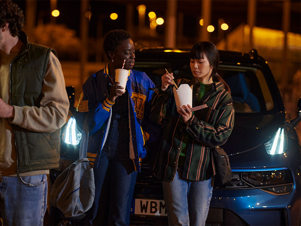 A couple goes for street food with their blue Lynk & Co 01